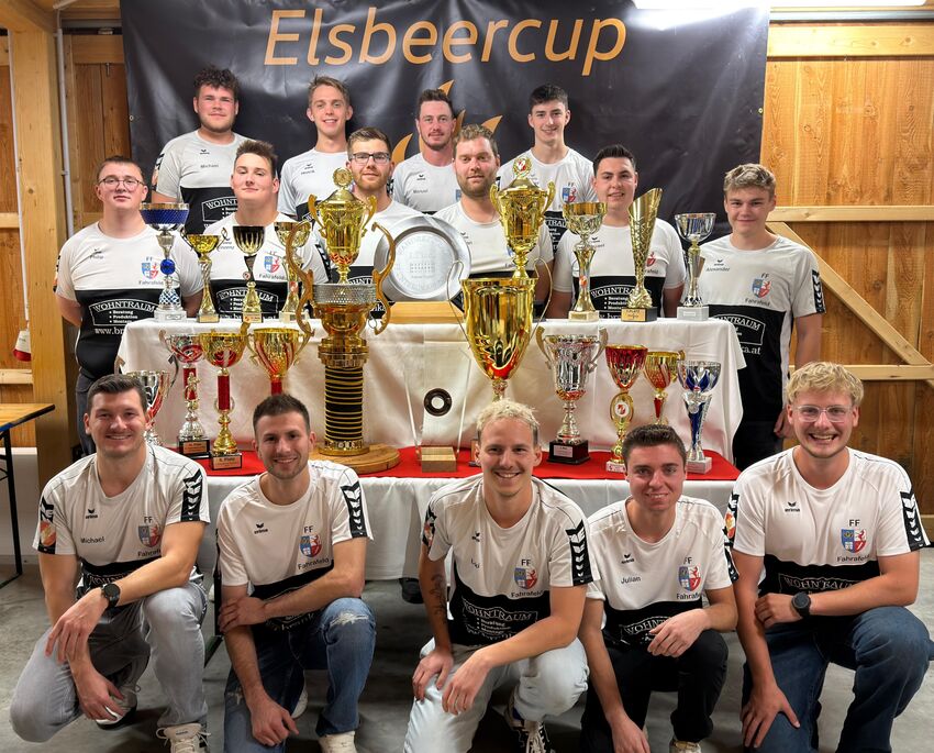 Gruppenfoto der Sieger des Elsbeercups, umgeben von zahlreichen Pokalen und Trophäen. | © Name